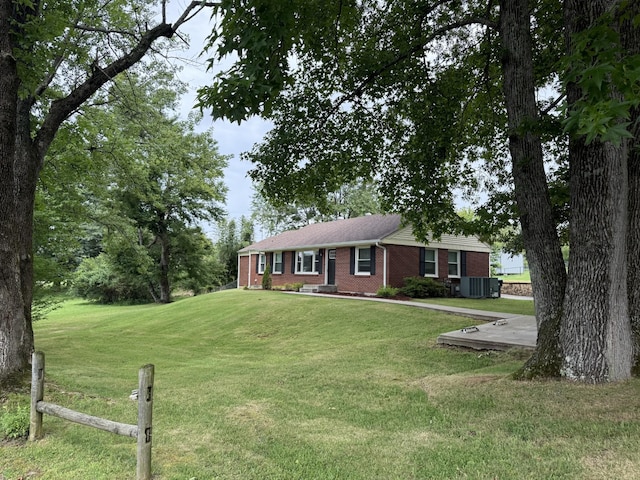101 Lake Circle Dr, Dickson, TN 37055 - ranch-style house featuring brick siding and a front lawn