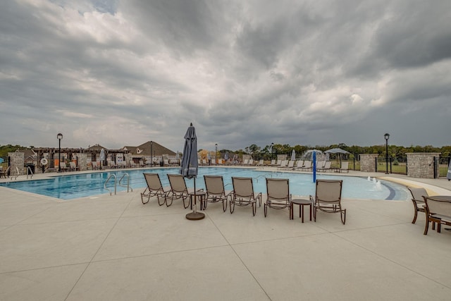 907 Nance Ln, Lebanon, TN 37087 - community pool with a patio