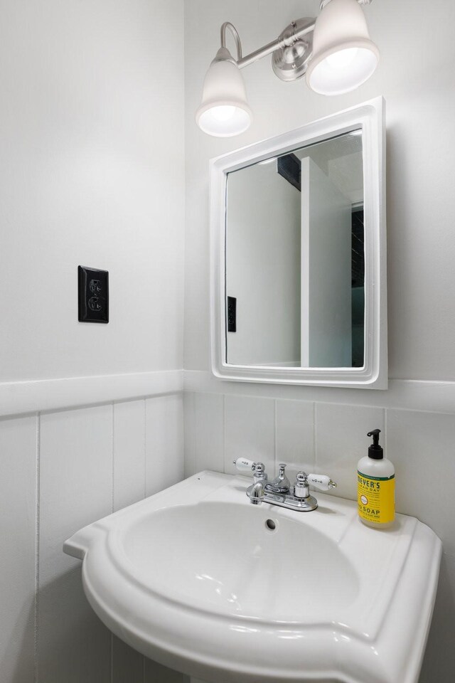 5033 Ragland Dr, Nashville, TN 37220 - bathroom with a sink