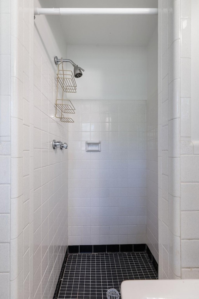 5033 Ragland Dr, Nashville, TN 37220 - full bathroom featuring a tile shower, tile walls, and tile patterned flooring