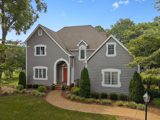 103 Wellesley Pl, Columbia, TN 38401 - traditional-style house featuring a front yard and a chimney