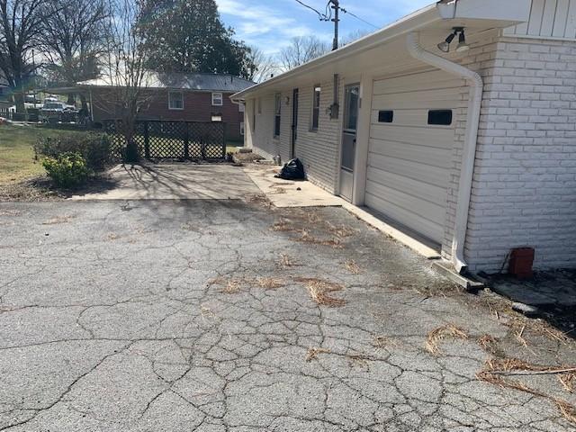1206 Park Mere Dr, Columbia, TN 38401 - view of side of home featuring brick siding and asphalt driveway