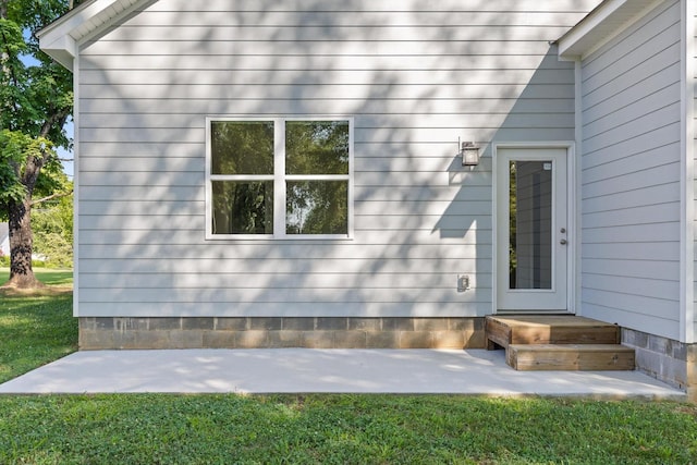 212 Mcbrien Rd, Chattanooga, TN 37411 - property entrance with a patio and a lawn