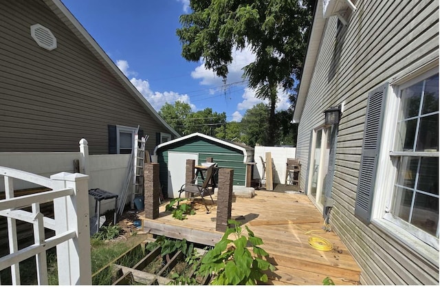 721 Myrtle St, Kingsport, TN 37660 - wooden terrace featuring a shed