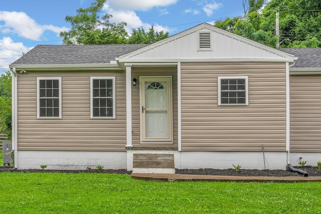 1615 Mohawk Trl, Hopkinsville, KY 42240 - view of front facade featuring entry steps, a front lawn, and roof with shingles