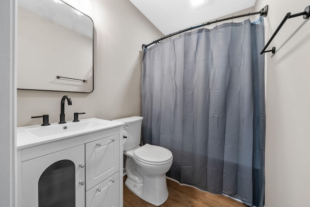 1615 Mohawk Trl, Hopkinsville, KY 42240 - full bathroom featuring wood finished floors, vanity, and a shower with shower curtain
