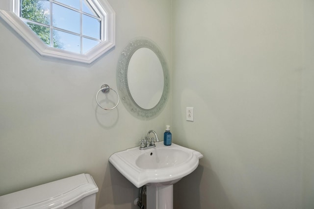 2707 Albany Ct, Murfreesboro, TN 37129 - bathroom with toilet and a sink