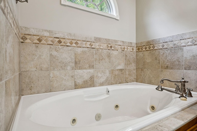 2707 Albany Ct, Murfreesboro, TN 37129 - bathroom with a whirlpool tub