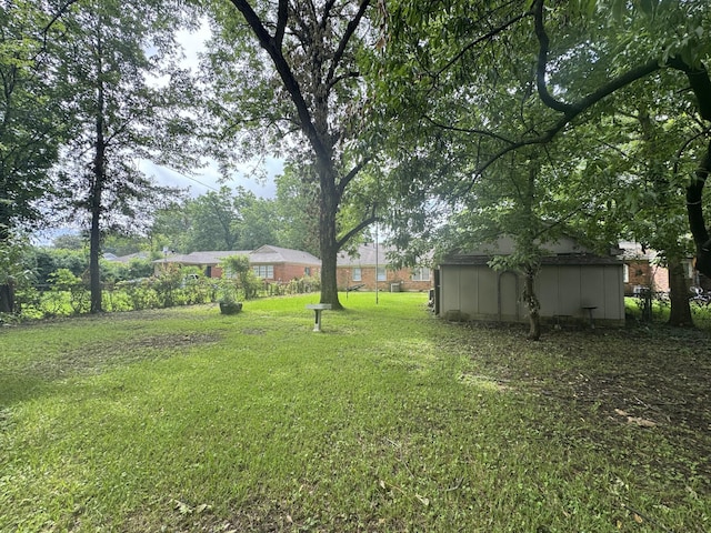 3084 Edgeware Rd S, Memphis, TN 38118 - view of grassy yard with a shed