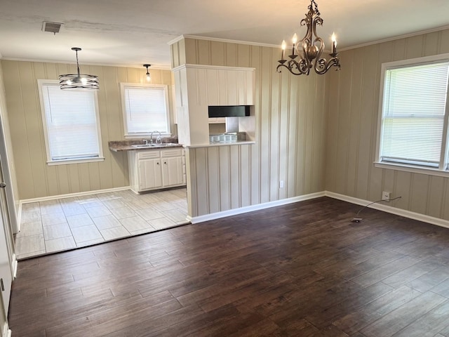 3084 Edgeware Rd S, Memphis, TN 38118 - kitchen featuring a chandelier, wood finished floors, pendant lighting, and crown molding