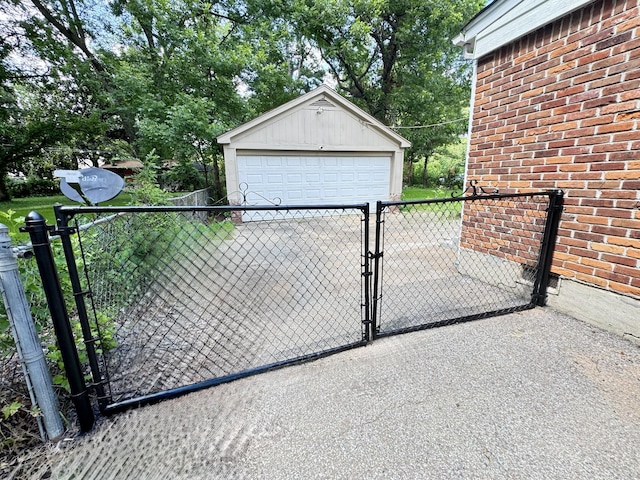 3084 Edgeware Rd S, Memphis, TN 38118 - detached garage with a gate