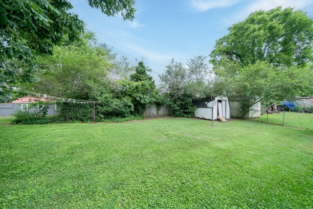 400 7th Ave, Fayetteville, TN 37334 - fenced backyard featuring a storage shed