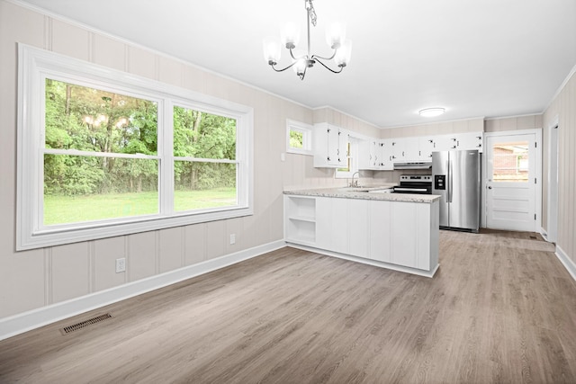 101 Arnold Ln, Murfreesboro, TN 37127 - kitchen featuring stainless steel appliances, a chandelier, light countertops, light wood finished floors, and crown molding
