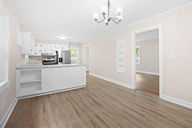101 Arnold Ln, Murfreesboro, TN 37127 - kitchen with stainless steel fridge, crown molding, a chandelier, light wood-style flooring, and electric range oven