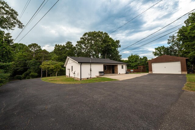 841 Marble Top Rd, Chickamauga, GA 30707 - single story home featuring a garage and an outbuilding
