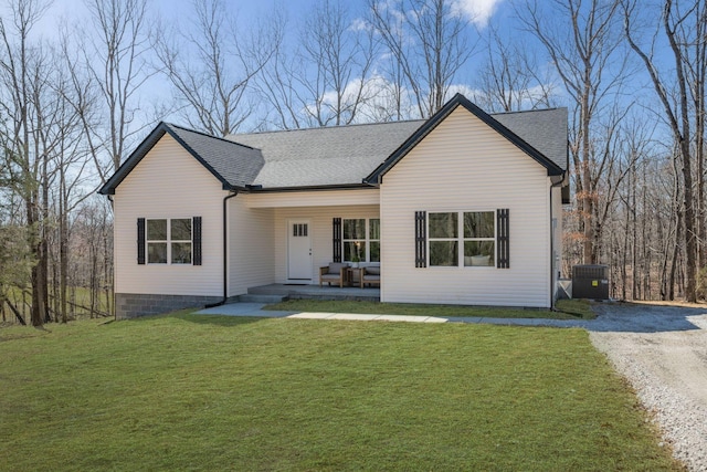 762 Billy Wynn Rd, Dickson, TN 37055 - view of front of property with a front lawn and roof with shingles