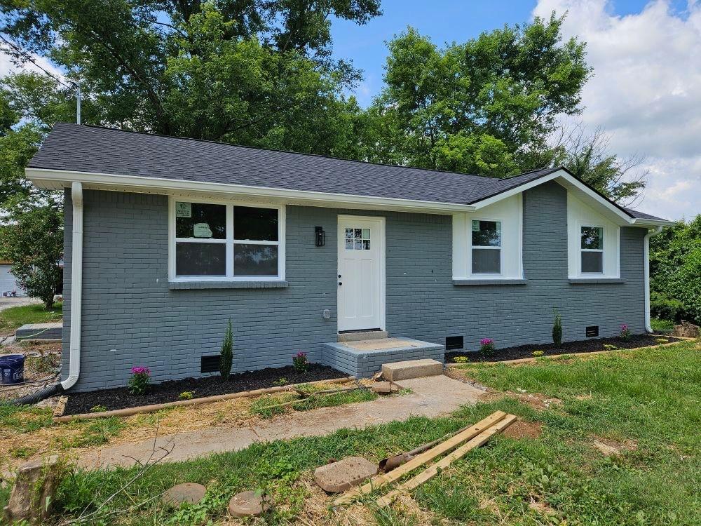 2315 Williamsport Pike, Columbia, TN 38401 - view of front facade with crawl space, brick siding, a shingled roof, and a front yard