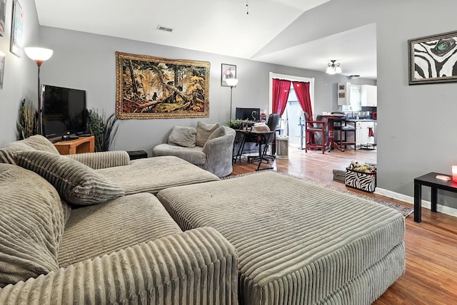 206 Cross Valley Dr, Columbia, TN 38401 - living area featuring wood finished floors, lofted ceiling, and a desk