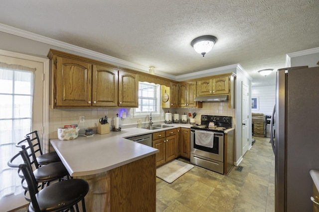 127 Fisherdale Dr, Decaturville, TN 38329 - kitchen featuring appliances with stainless steel finishes, under cabinet range hood, a peninsula, a breakfast bar, and crown molding