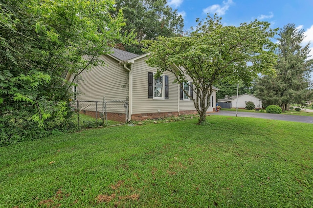 1530 Potter Dr, Columbia, TN 38401 - view of home's exterior featuring driveway and crawl space