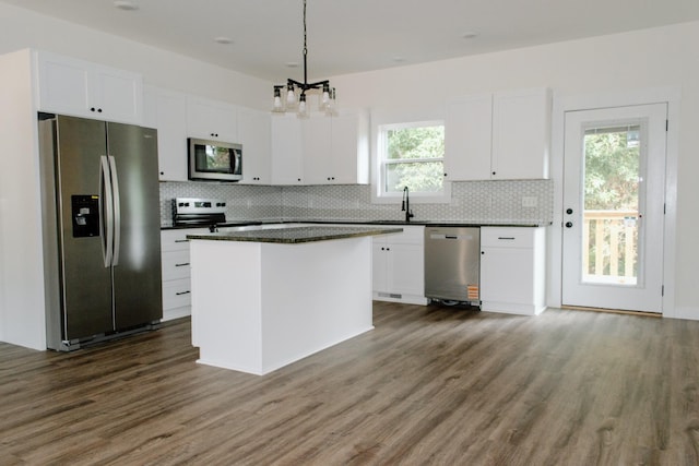 3119 Country Side Dr, Centerville, TN 37033 - kitchen featuring stainless steel appliances, a chandelier, dark countertops, dark wood-style floors, and decorative backsplash