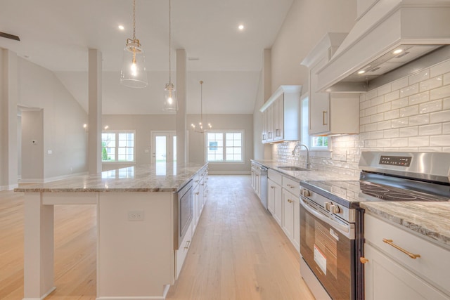 5560 Sinclair Ct, Murfreesboro, TN 37127 - kitchen featuring appliances with stainless steel finishes, a center island, light wood-style floors, white cabinets, and backsplash