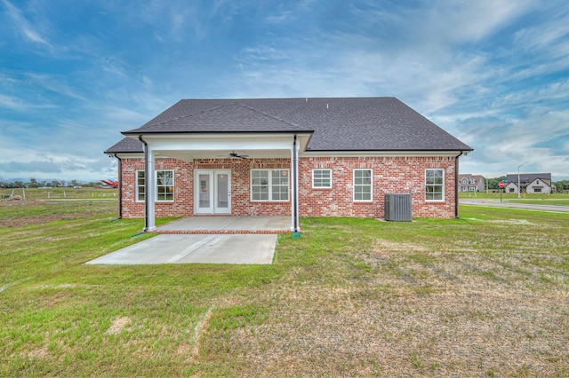 5560 Sinclair Ct, Murfreesboro, TN 37127 - back of house featuring ceiling fan, a patio area, a lawn, roof with shingles, and brick siding