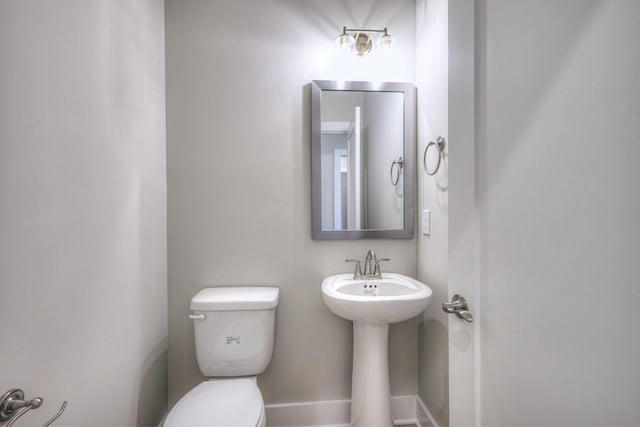 5560 Sinclair Ct, Murfreesboro, TN 37127 - half bath with toilet and baseboards