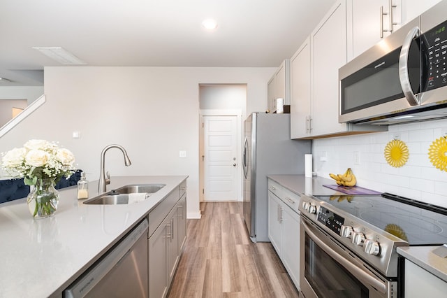 1704 Lannister Ave, Murfreesboro, TN 37128 - kitchen featuring stainless steel appliances, light wood-type flooring, backsplash, light countertops, and recessed lighting