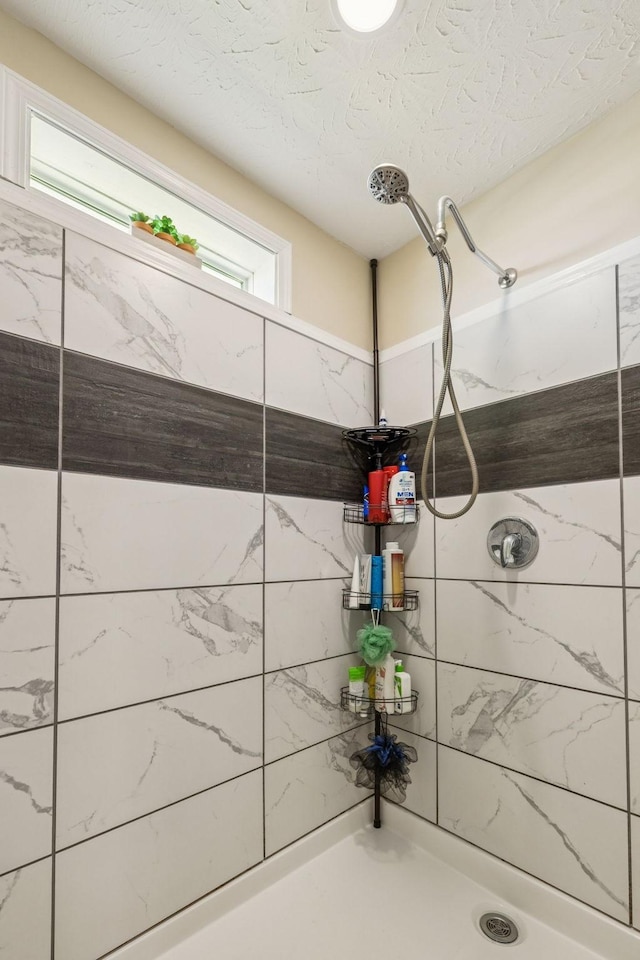 906 Freeman St, Lafayette, TN 37083 - bathroom featuring tiled shower