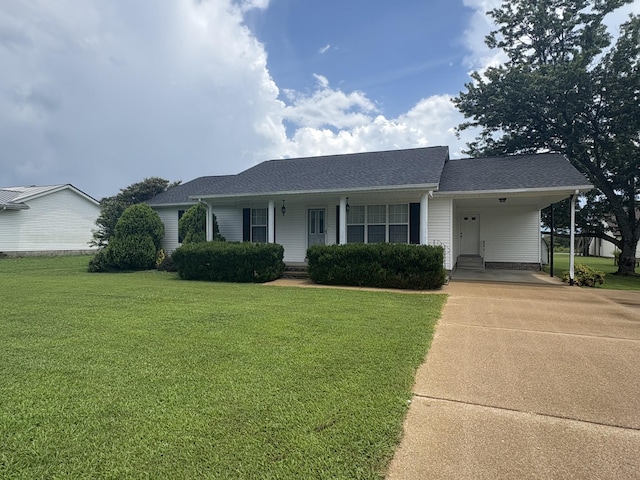 685 Edgefield Dr, Hohenwald, TN 38462 - single story home featuring a carport, driveway, a front lawn, and a shingled roof