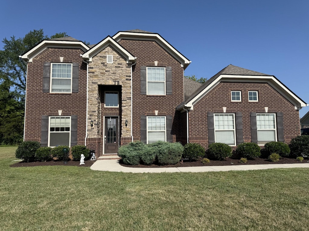 812 Topaz Dr, Murfreesboro, TN 37128 - traditional-style home with a front yard and brick siding