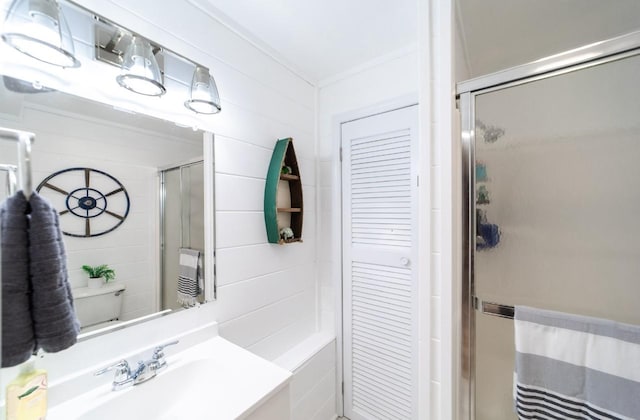 3205 Rocky Point Ln, Stewart, TN 37175 - full bath featuring a shower stall, vanity, and a closet