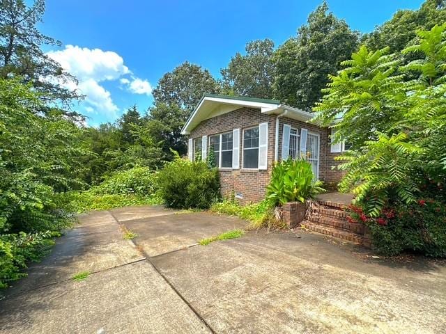 104 Tobaccoport Dock Rd, Bumpus Mills, TN 37028 - view of side of home with brick siding