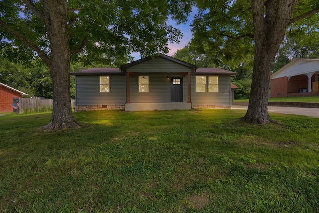 306 Forrest St, Watertown, TN 37184 - view of front facade with crawl space and a front lawn