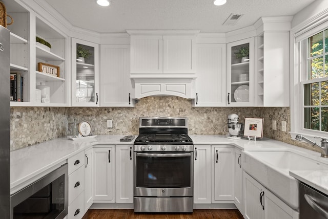 236 Slayden Cir, Clarksville, TN 37040 - kitchen with stainless steel appliances, white cabinets, premium range hood, backsplash, and recessed lighting