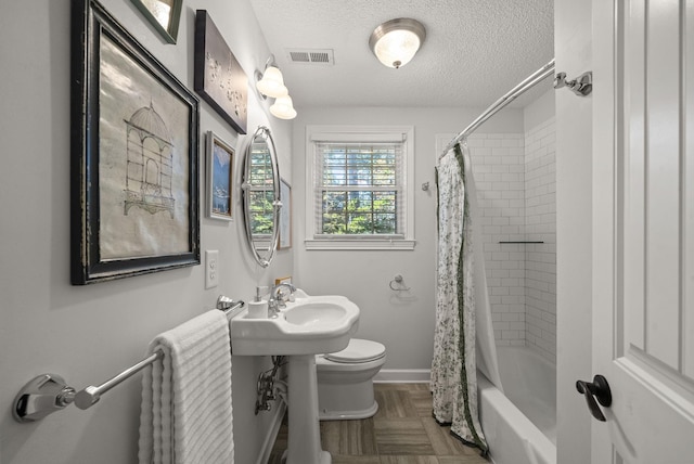 236 Slayden Cir, Clarksville, TN 37040 - full bath featuring a textured ceiling and shower / bathtub combination with curtain