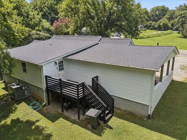 813 Lonnie St, Columbia, TN 38401 - back of house featuring roof with shingles, a lawn, and a wooden deck