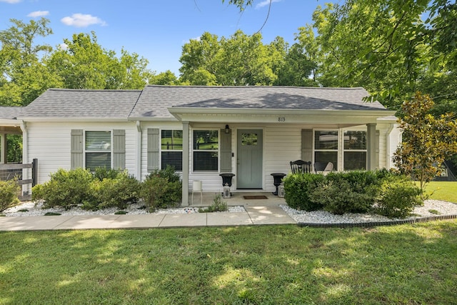 813 Lonnie St, Columbia, TN 38401 - view of front of home featuring a front yard, a porch, and roof with shingles