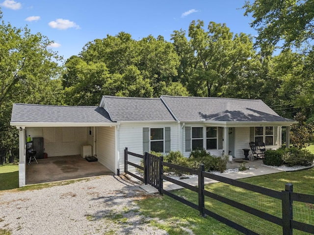 813 Lonnie St, Columbia, TN 38401 - single story home featuring a carport, a fenced front yard, a porch, driveway, and a shingled roof