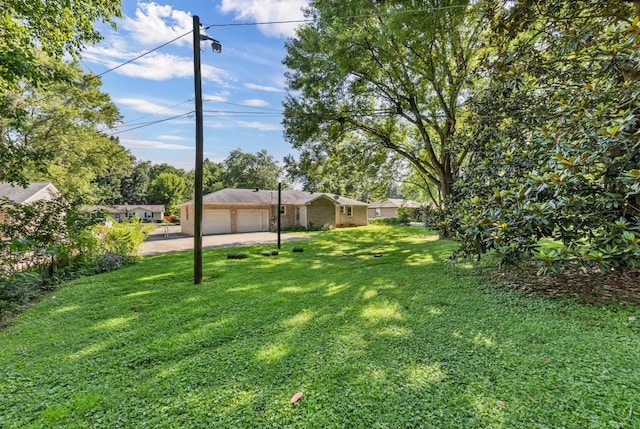 207 Short St, Clarksville, TN 37042 - view of grassy yard with concrete driveway