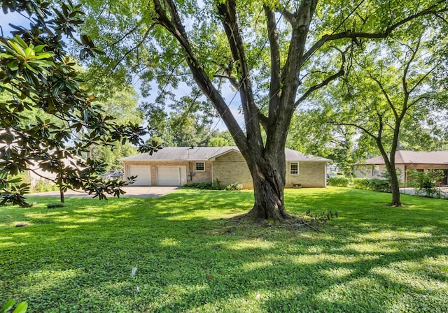 207 Short St, Clarksville, TN 37042 - view of grassy yard featuring an attached garage