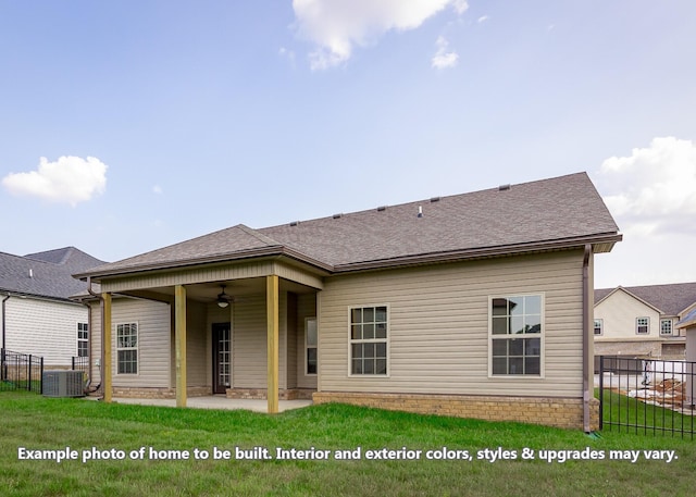 914 Vendue Ave, Clarksville, TN 37042 - back of property with a ceiling fan, a patio area, and roof with shingles