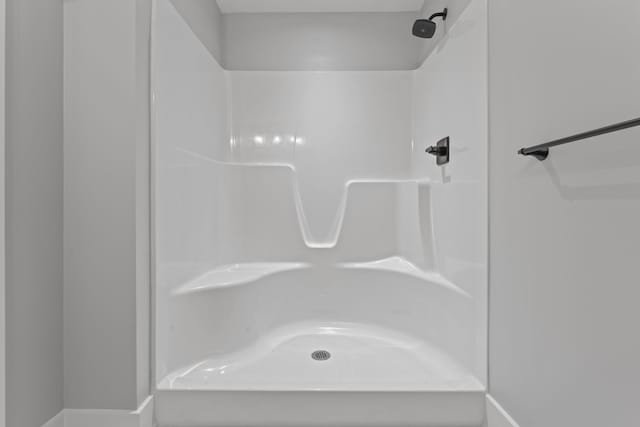 316 Campfire Ct, Winchester, TN 37398 - bathroom with a shower and baseboards