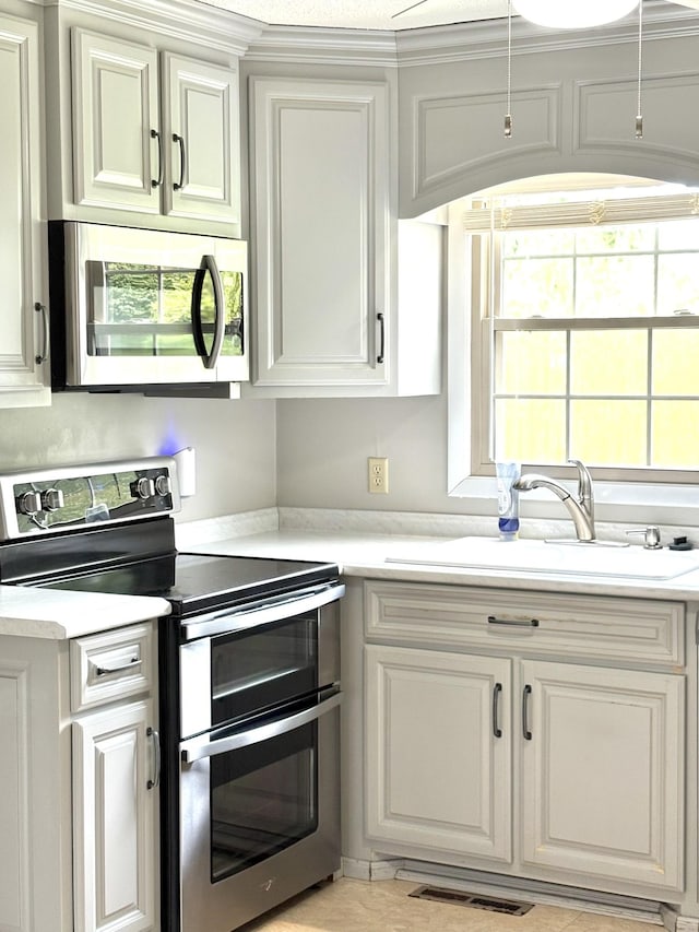 806 Sharon Cir, Lawrenceburg, TN 38464 - kitchen featuring stainless steel appliances and light countertops