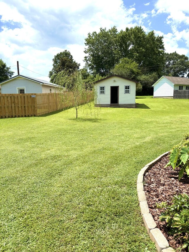 806 Sharon Cir, Lawrenceburg, TN 38464 - view of yard with a storage unit