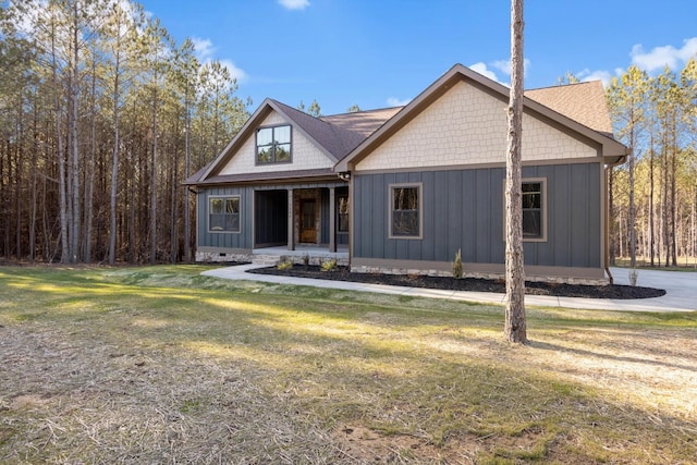 3200 Crockett Pointe, Jasper, TN 37347 - view of front facade with a front yard and board and batten siding