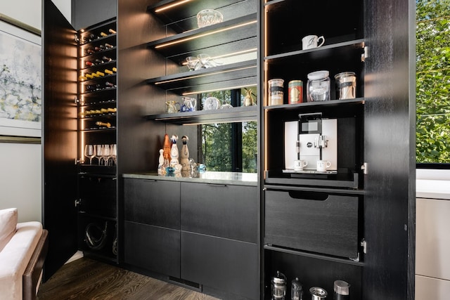 4606 Shys Hill Rd, Nashville, TN 37215 - bar area with dark wood-style floors