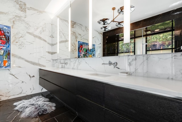 4606 Shys Hill Rd, Nashville, TN 37215 - full bath featuring double vanity, stone wall, and tasteful backsplash