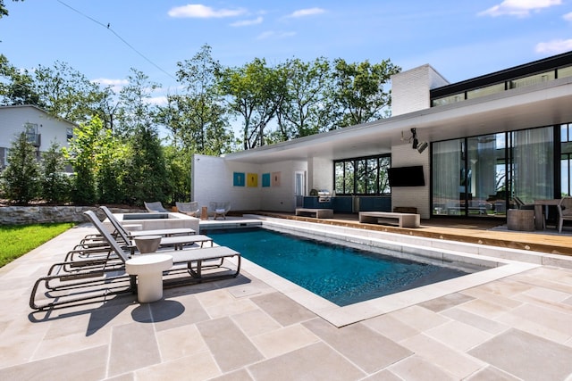 4606 Shys Hill Rd, Nashville, TN 37215 - swimming pool with a patio